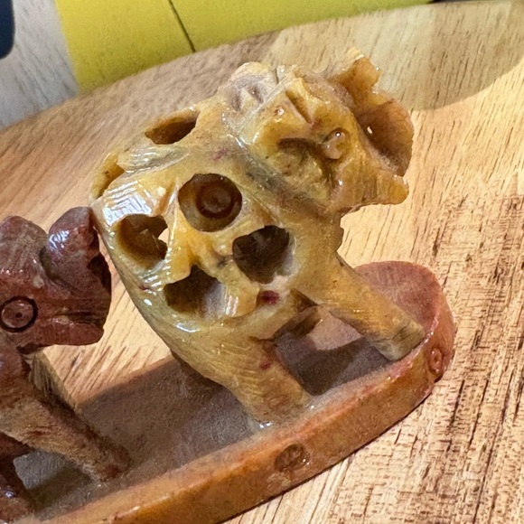 Vintage Hand-Carved~ Row of 3 Elephants Soapstone Figurines 🐘 - Picture 17 of 17